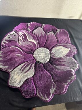 NWT Purple Floral Flower-Shaped Area Rug 31x31